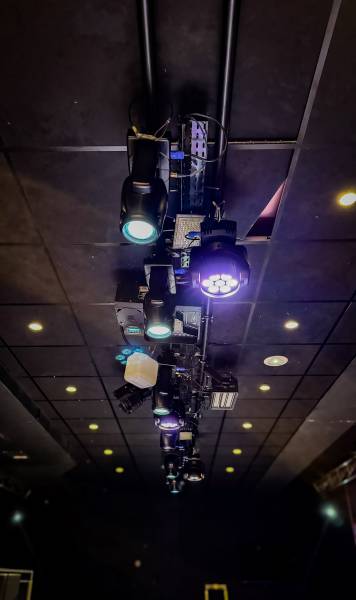 Entretien système éclairage d'un bar dans un station