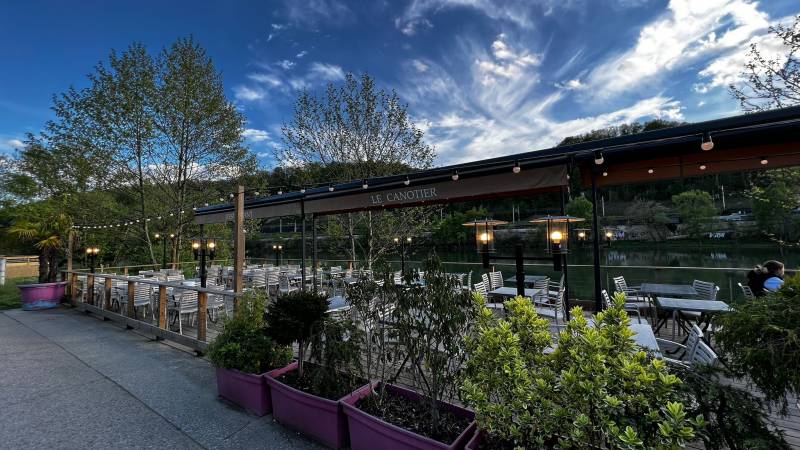 Installation de guirelandes guinguettes pour la terrasse d'un restaurant du Grand Lyon