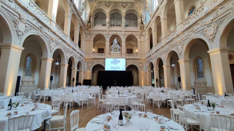 Diffusion de médias sur un écran de projection en region Auvergne Rhone Alpes