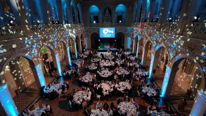 Mise en lumière avec éclairage sur batterie pour un diner de gala à Lyon