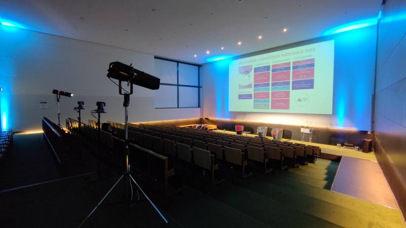 Mise en lumière et diffusion de médias pour une conférence