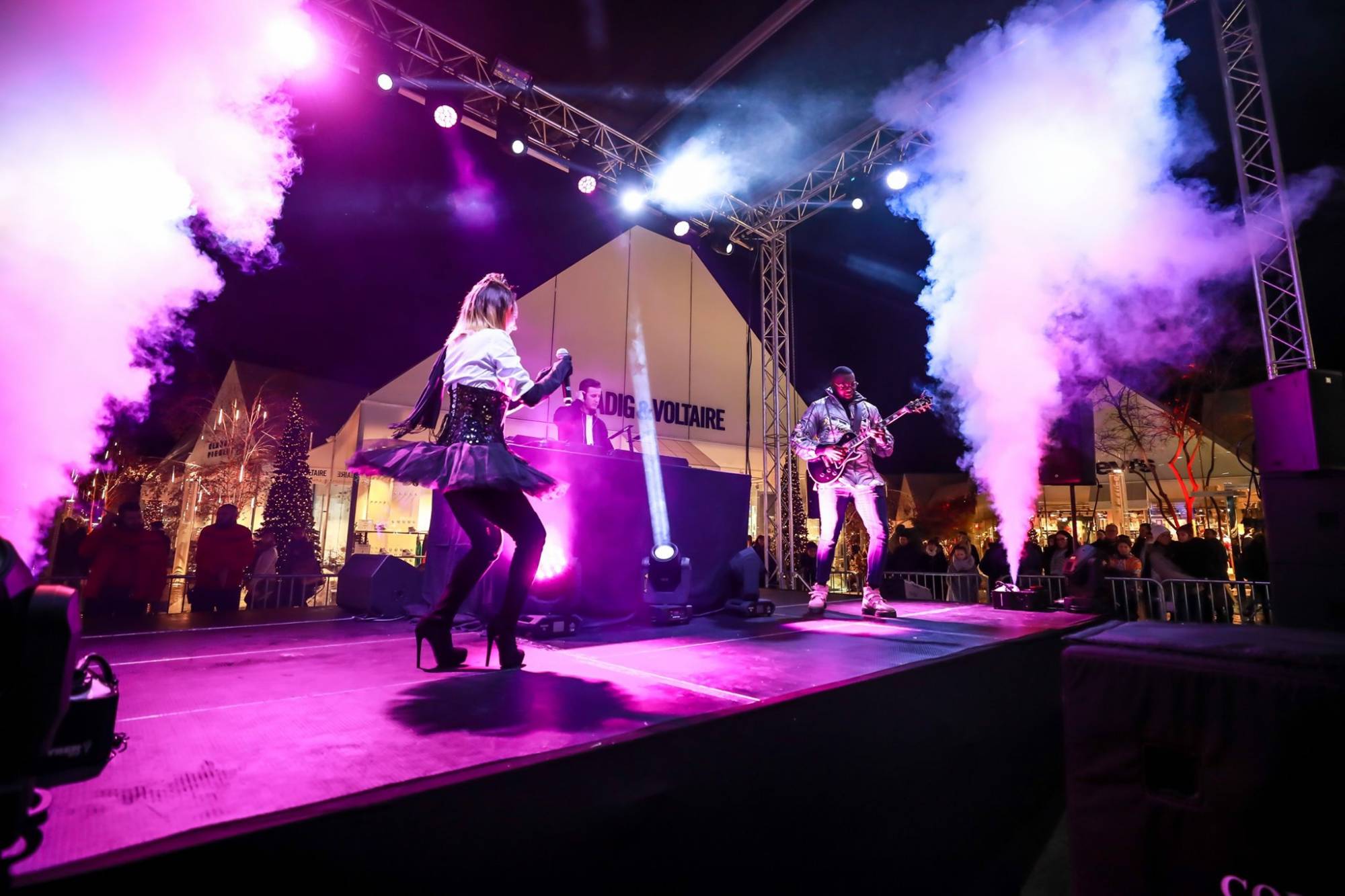 mise en lumière du show de la compagnie folie douceilluminations village outlet à villefontaine