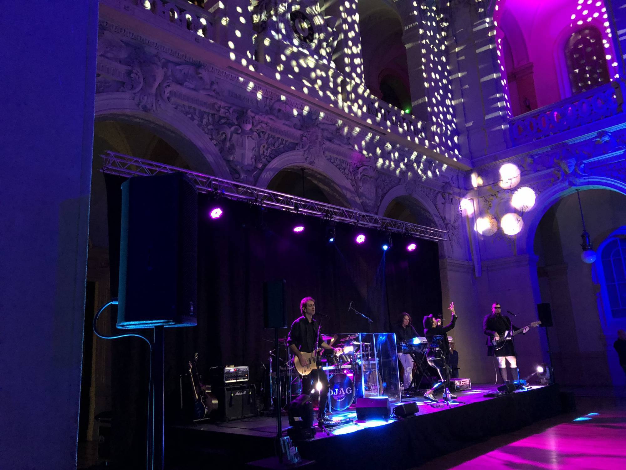 Location pendrillon noir pour événement Lyon 2 L&Db