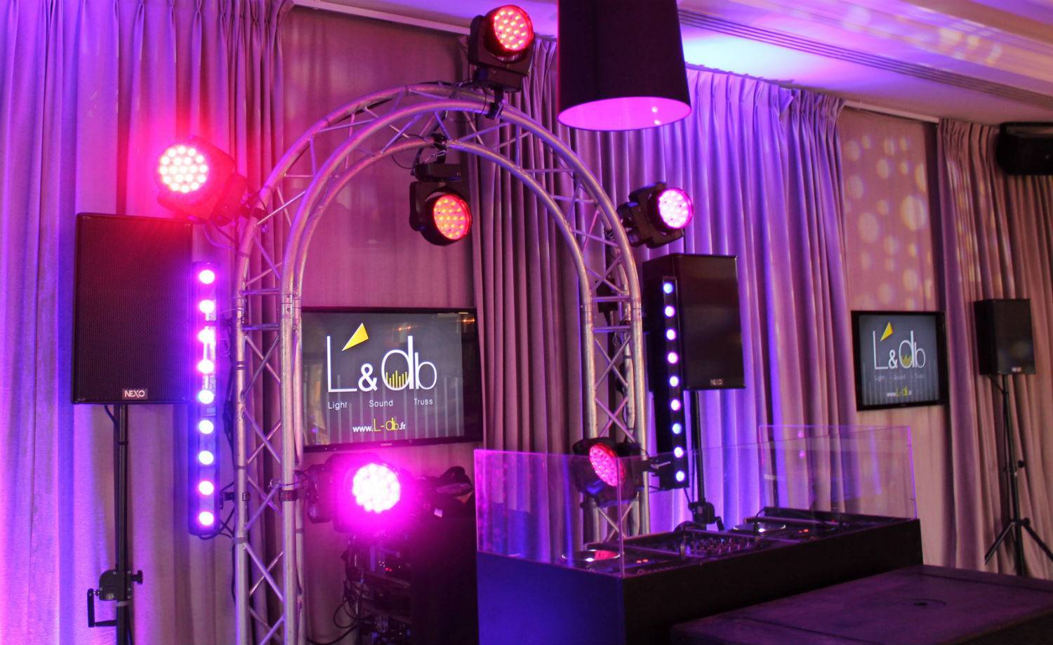 Location structure arche pour discours à Lyon 1 L&Db