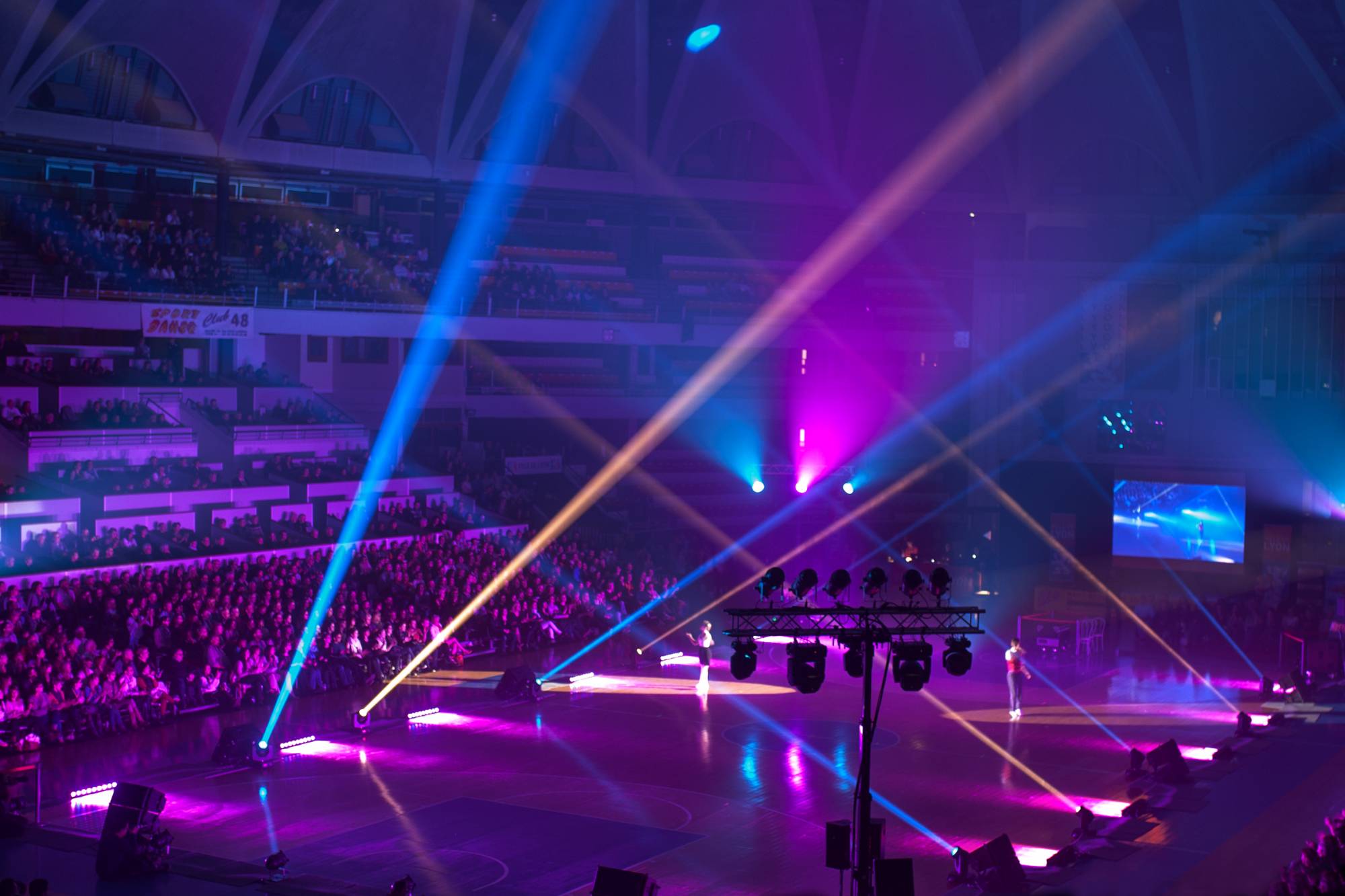 location projecteur lyre beam pour évènement à Lyon