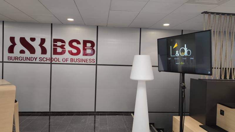 Installation d'écran LCD pour porte ouverte d'entreprise à Limonest