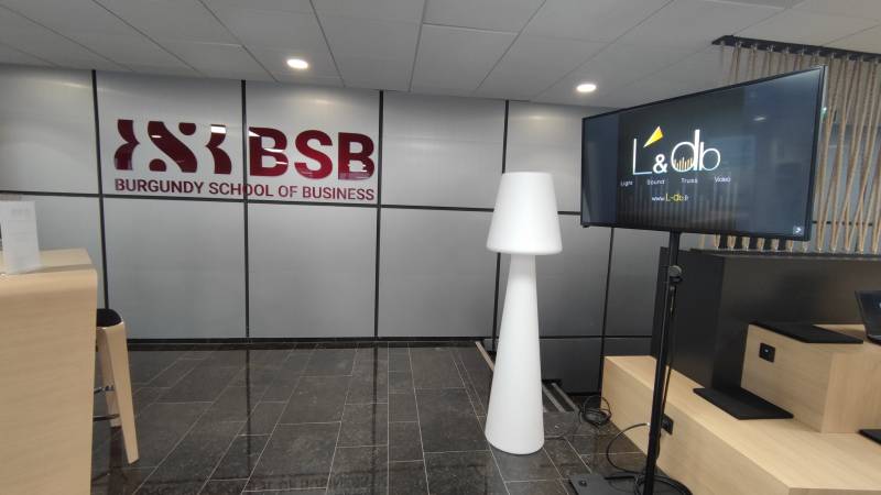 Location écran pour une porte ouverte en Auvergne Rhône Alpes