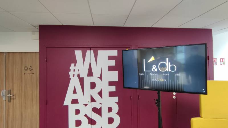 Location d'écran LCD pour journée porte ouverte à Lyon 06