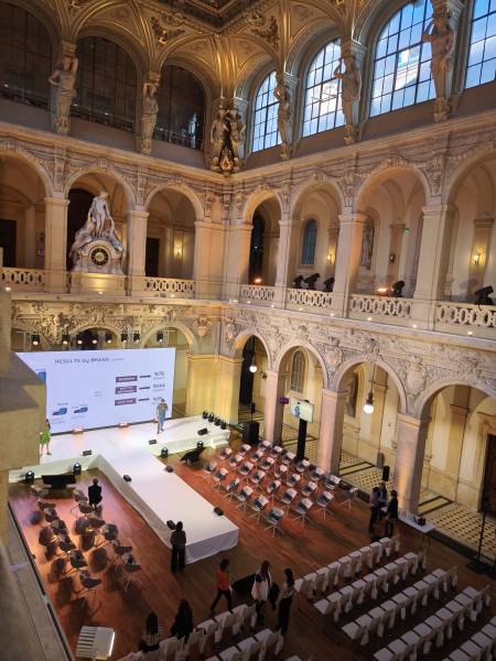 Installation d'une scène en T pour un séminaire d'entreprise avec habillage blanc au Palais de la Bourse de Lyon