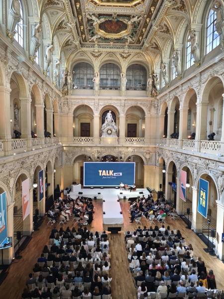 Location scène en T à Lyon : la solution pour créer une meilleure proximité avec le public