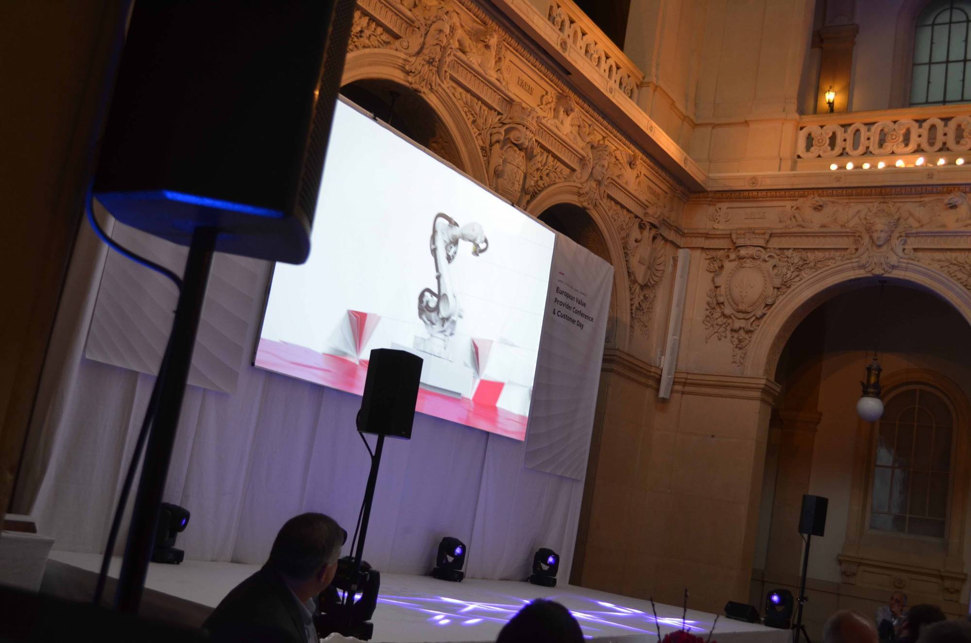 Installation pendrillon blanc pour événement professionnel à Lyon