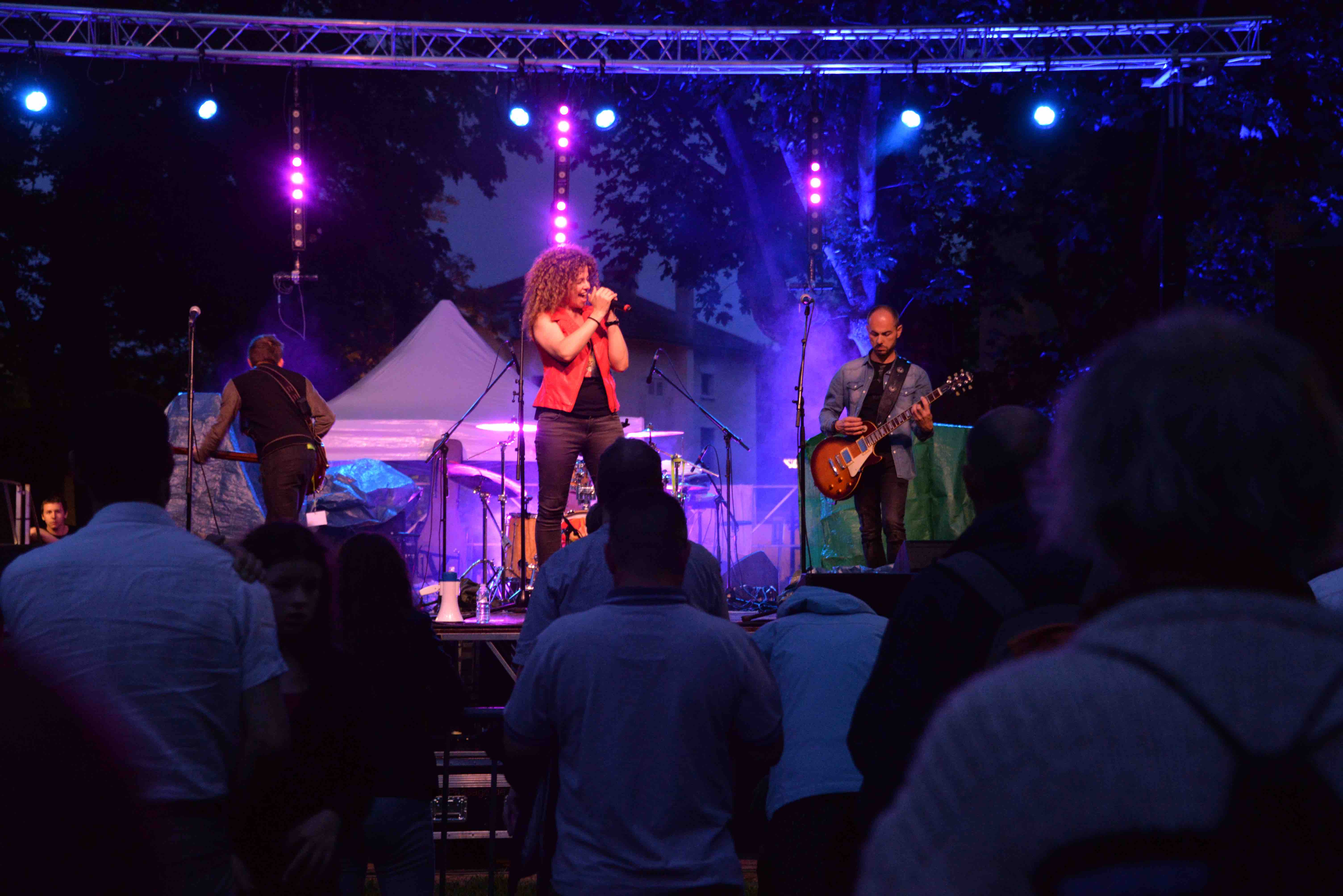 Location lumière extérieur pour concert sur scène Brignais