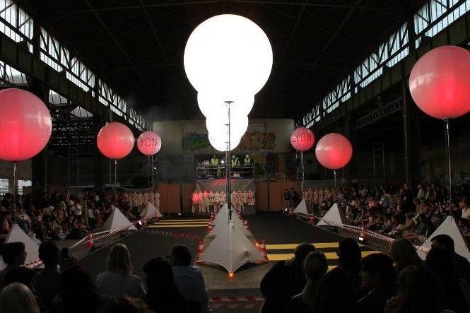 Location ballon lumineux pour signalétique sur un événement à Lyon L&Db