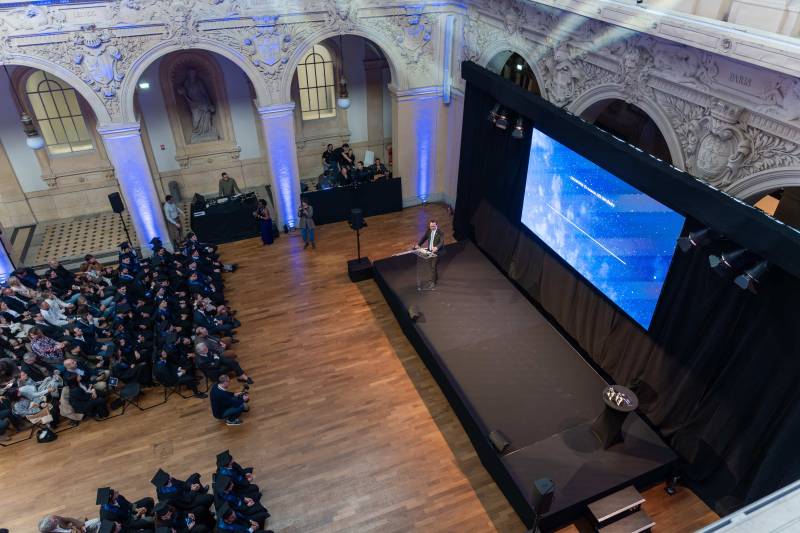 Installation scénique avec scène, pendrillon et écran LED pour une remise de diplômes à Lyon