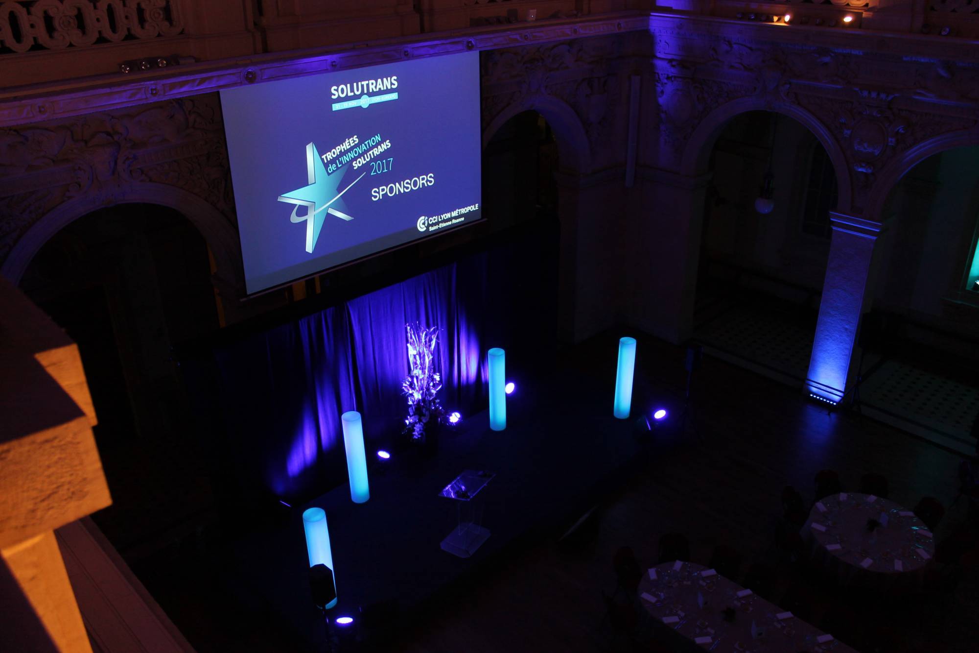 Location colonne lumineuse mobilier lumineux pour prestation à Lyon L&Db