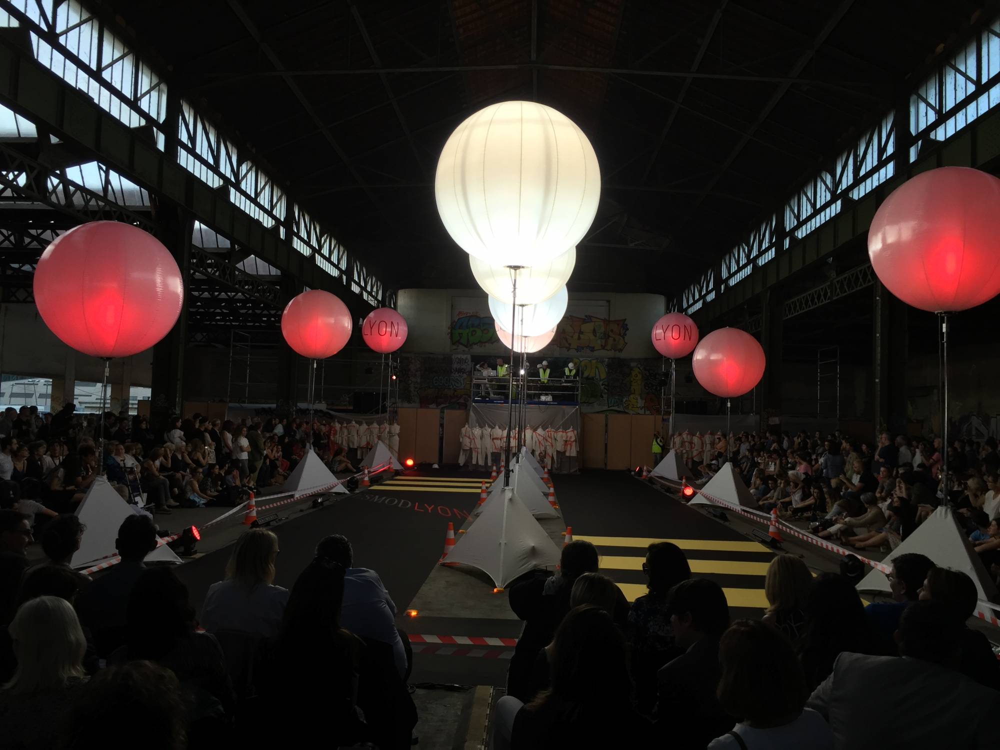Location et installation de ballons lumineux à Lyon