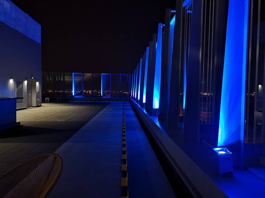 Installation de projecteurs sur batterie pour inauguration à Lyon