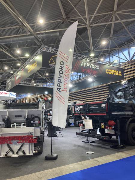 Installation de structure suspendue pour un stand lors du salon SOLUTRANS à Eurexpo