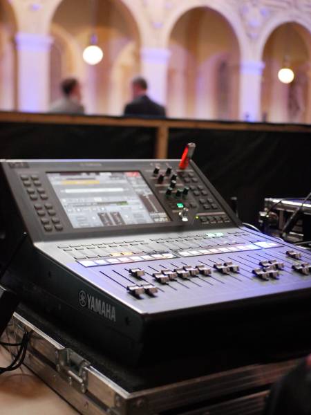 Location matériel sonorisation et console de mixage audio pour événement professionnel à Lyon