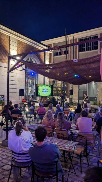 Vente et installation d'un écran géant pour la terrasse d'un restaurant du Grand Lyon
