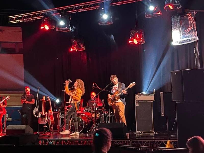 Location de rideau de scène pour un concert en région Auvergne-Rhône-Alpes