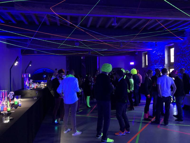 Location de projecteur lumière noire pour soirée à Lyon