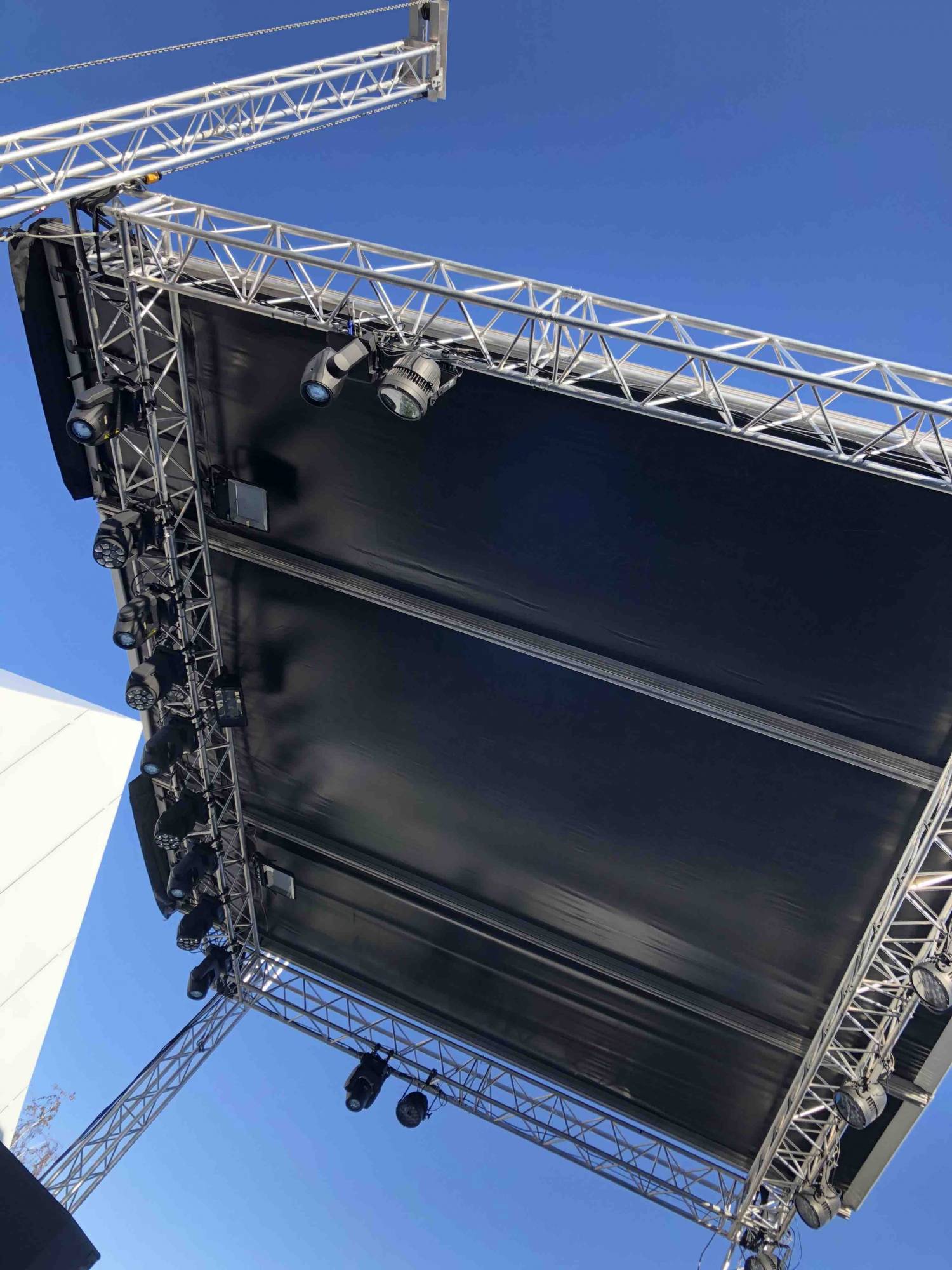 Installation couverture de scène pour concert à Lyon
