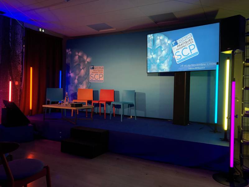 Installation d'une scène colorée bleu avec du mobilier et un écran près de Lyon
