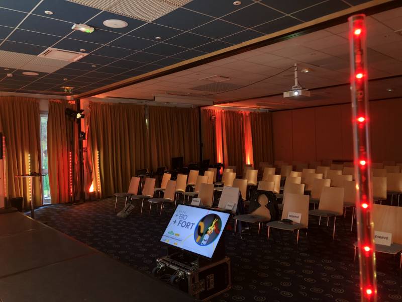 Location d'écran retour / moniteur sur scène pour convention à Lyon