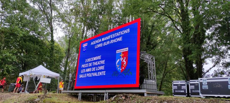 Location écran géant LED pour retransmettre la coupe du monde de foot 2026 en extérieur en plein jour ou le soir à Lyon