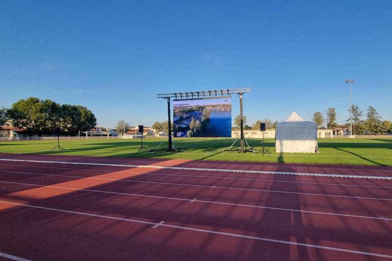 Projection d'un match dans un stade en plein journée près de Lyon