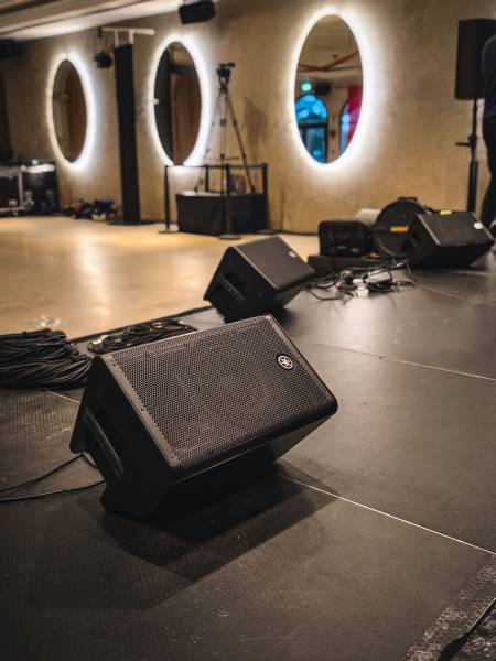 Les retours de scène : pourquoi sont-ils importants pour les artistes et les intervenants ?