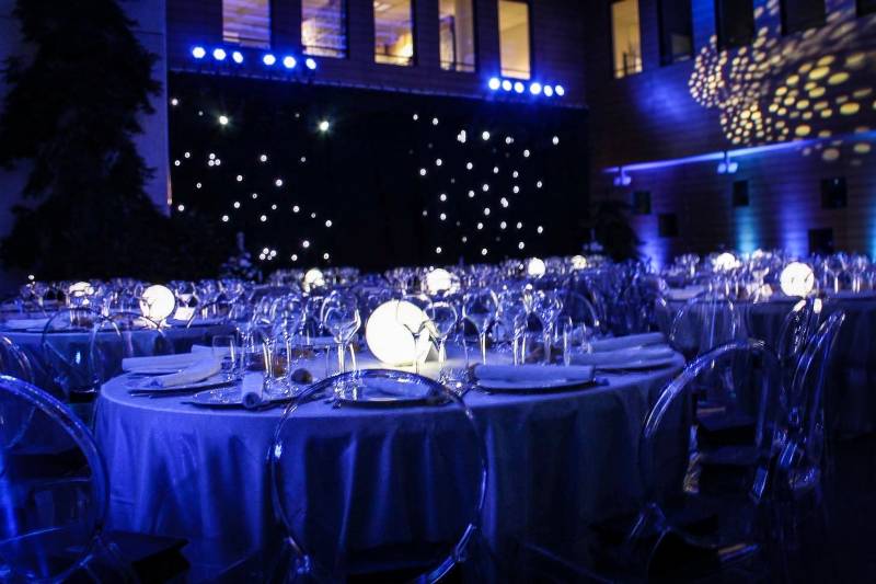 Eclairage centres de tables pour une grande soirée d'entreprise en intérieur à Lyon