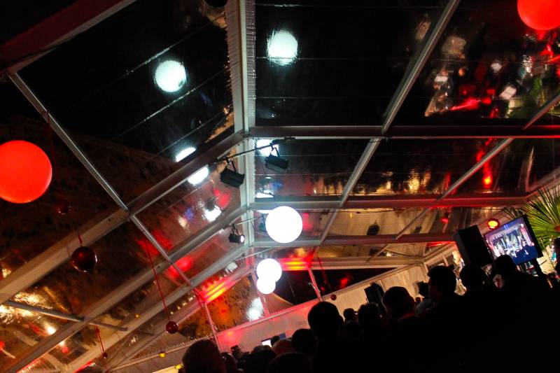 Location de boules lumineuses multicolores suspendue en intérieur à Lyon