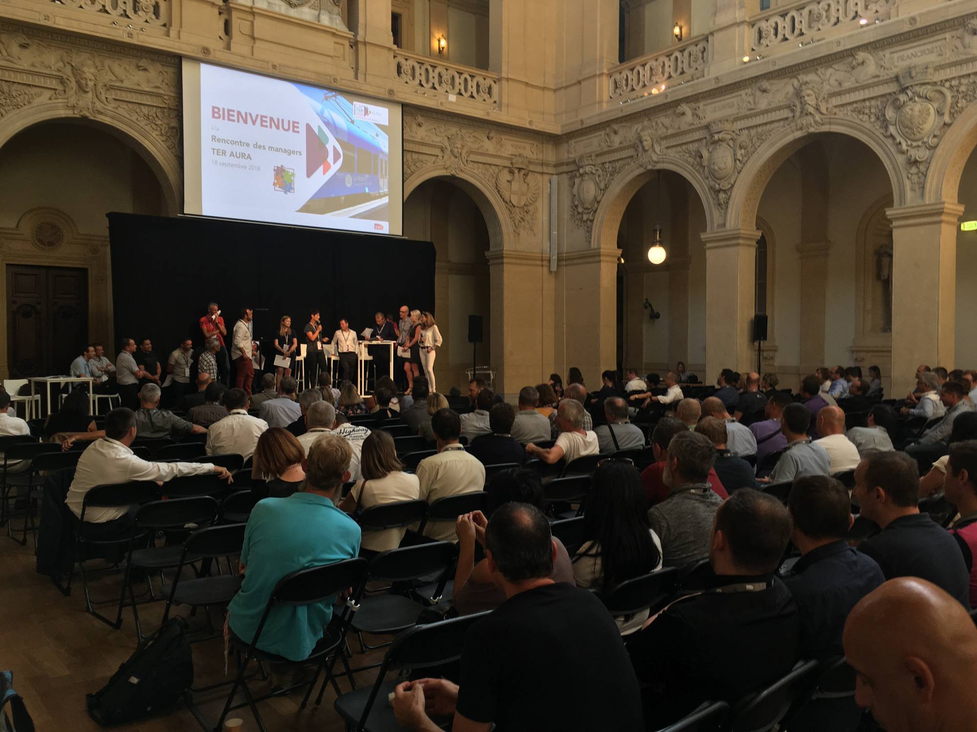 Équipement vidéo pour salle de conférence à Lyon, solutions audiovisuelles