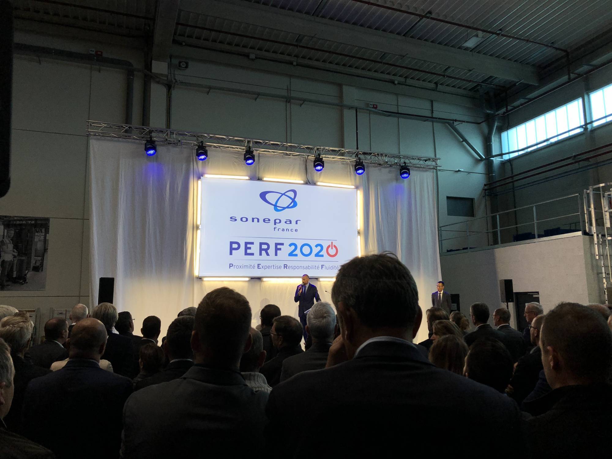 Location pendrillon blanc pour inauguration Lyon L&Db