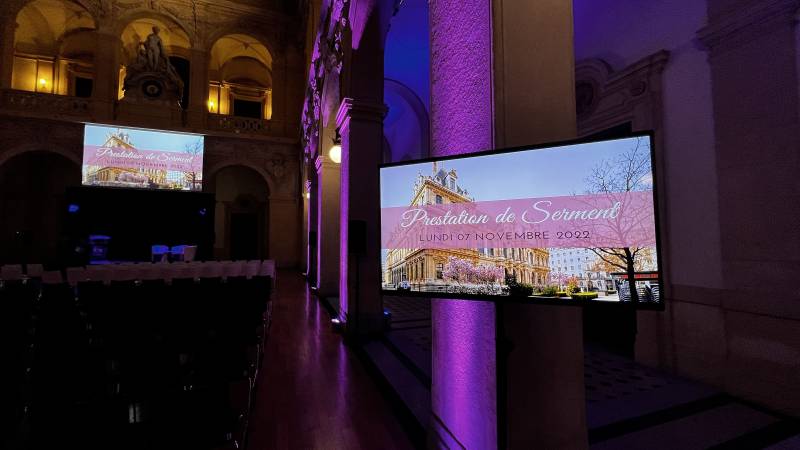 Location écran de rappel pour un public éloigné d'une scène au Palais de la Bourse de Lyon