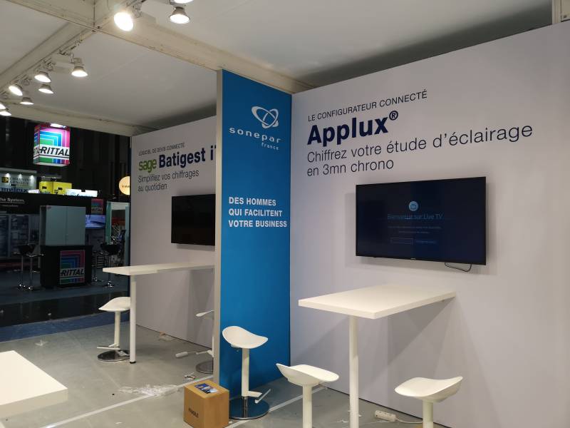 Location écran plat HD sur les cloisons d'un stand près de Lyon