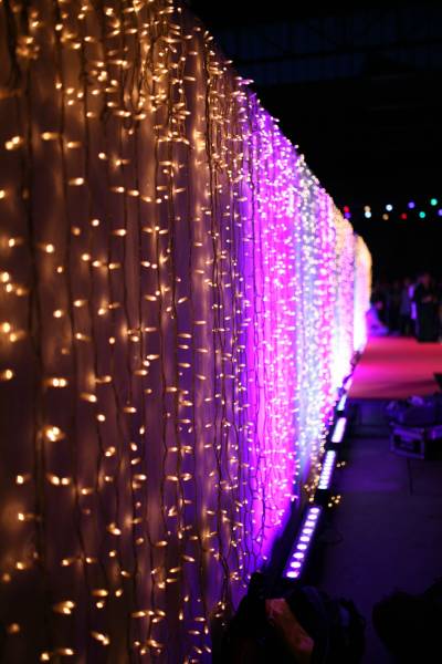 Location de rideaux lumineux LED blanc chaud 2m x 3m comme décoration intérieure et extérieure à Lyon
