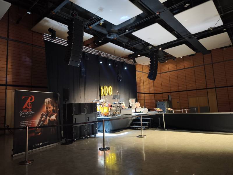 Installation d'une scène en T avec habillage en T pour une soirée festive avec groupe de musique à Lyon